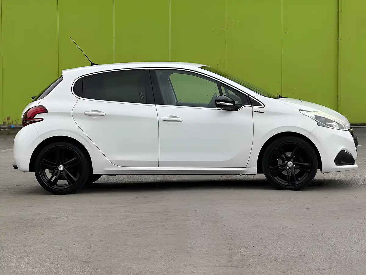 Used 2016 Peugeot 208 GT Line White - Interior and Exterior details 10
