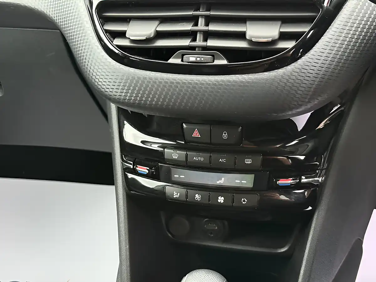 Used 2016 Peugeot 208 GT Line White - Interior and Exterior details 16