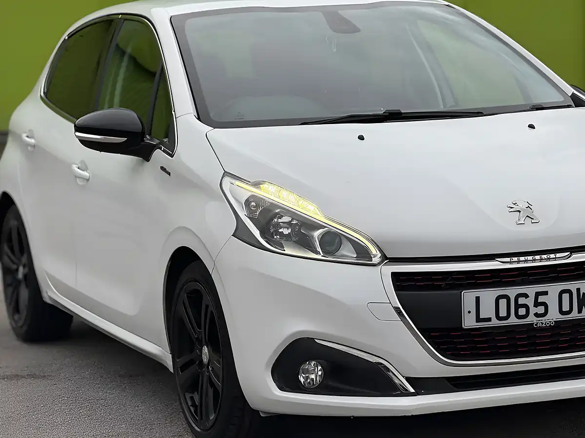 Used 2016 Peugeot 208 GT Line White - Interior and Exterior details 3