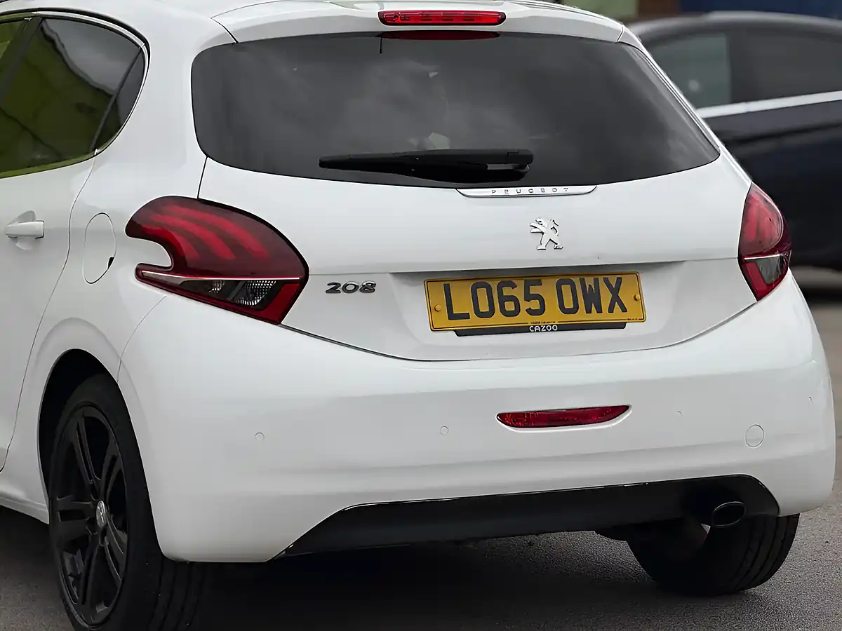 Used 2016 Peugeot 208 GT Line White - Interior and Exterior details 8