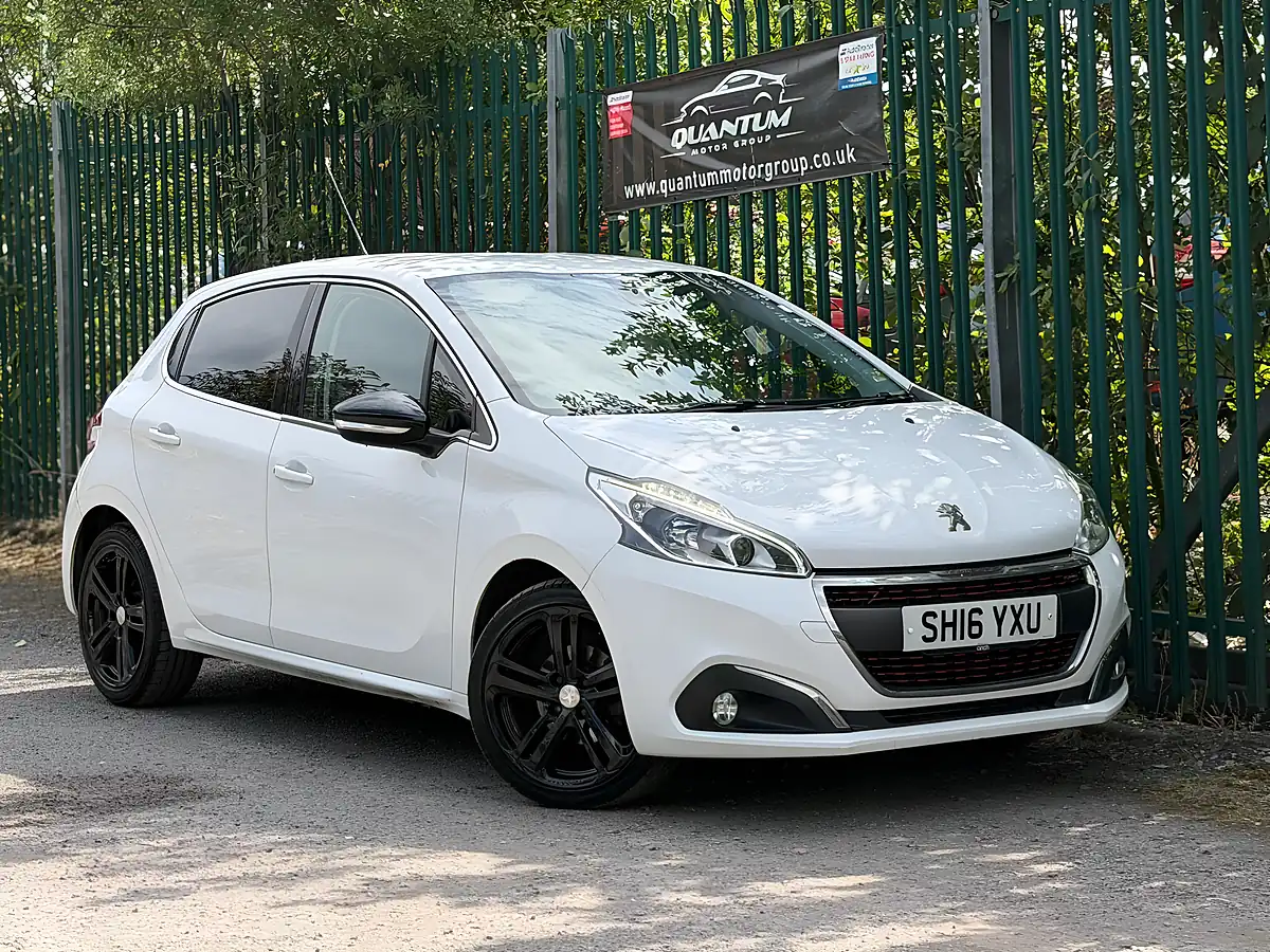 Used 2016 Peugeot 208 GT Line White - Front View