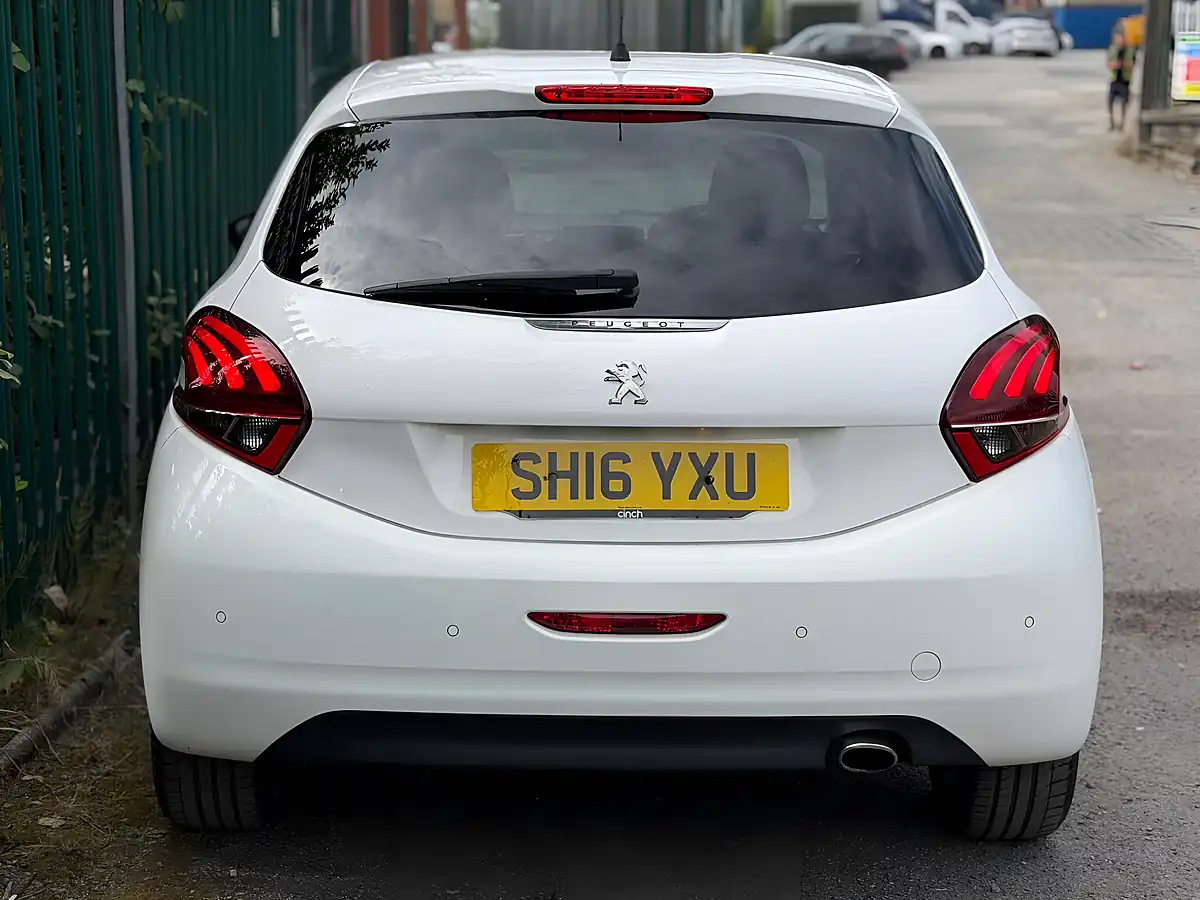 Used 2016 Peugeot 208 GT Line White - Interior and Exterior details 10