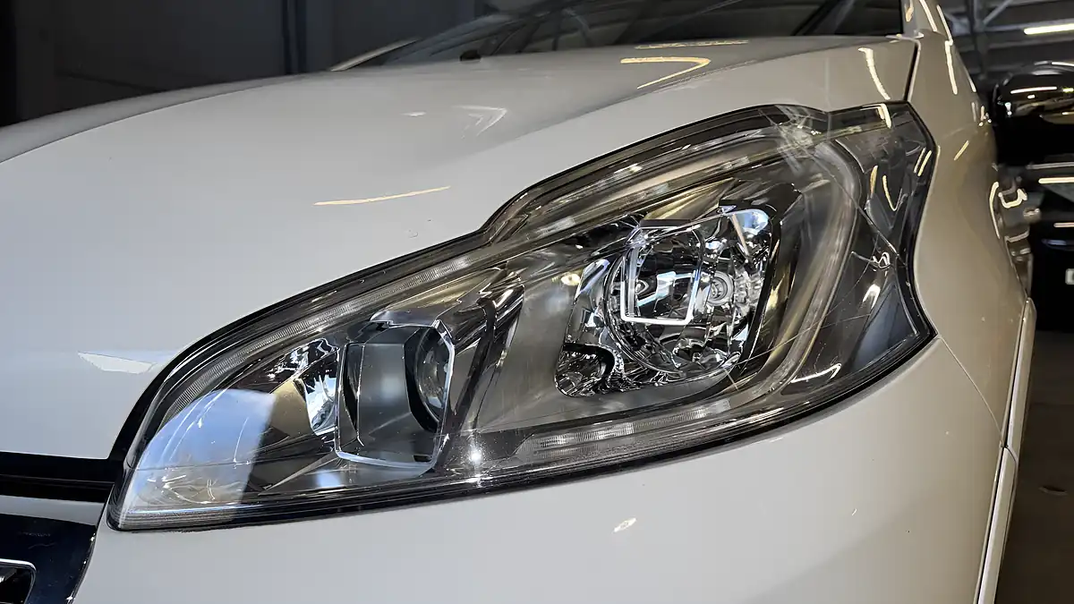 Used 2016 Peugeot 208 GTI Prestige White - Interior and Exterior details 16