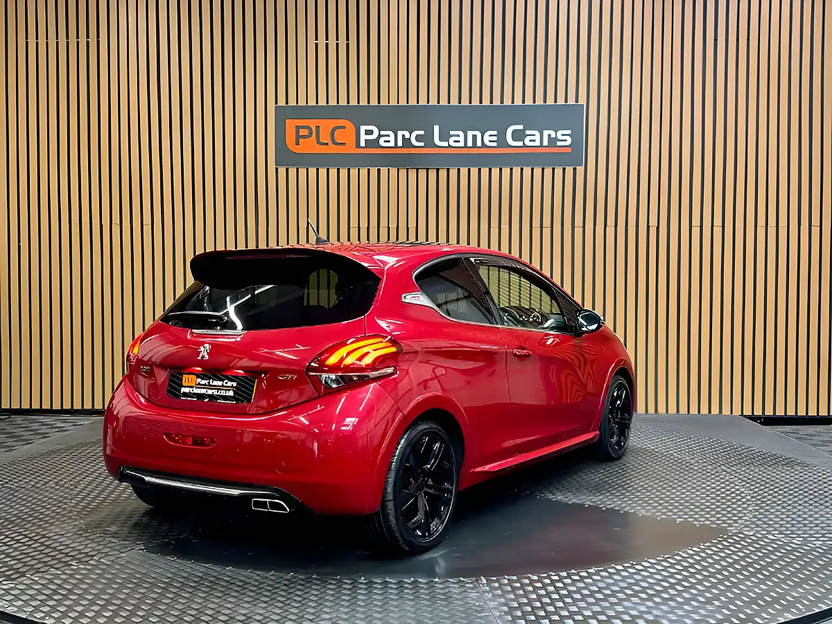Used 2016 Peugeot 208 Prestige Red - Interior and Exterior details 3