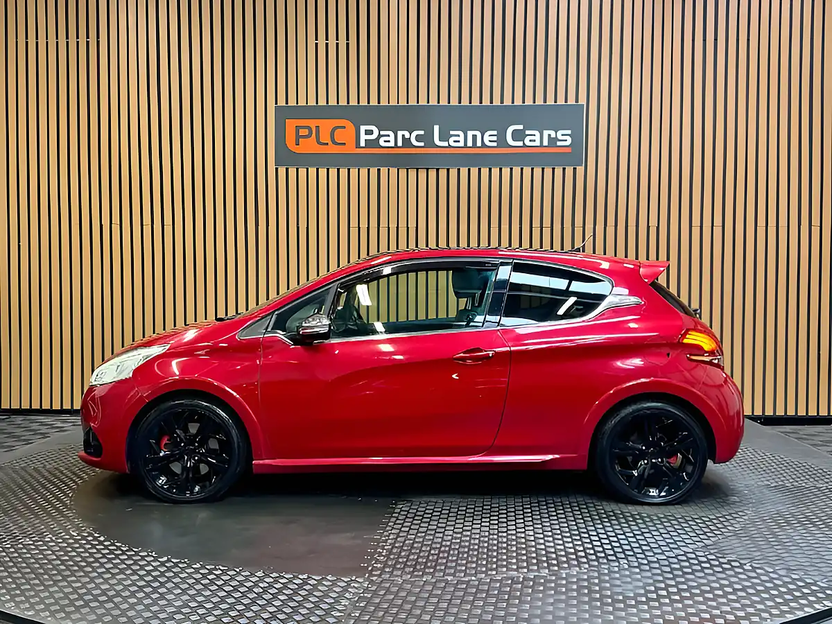 Used 2016 Peugeot 208 Prestige Red - Interior and Exterior details 6