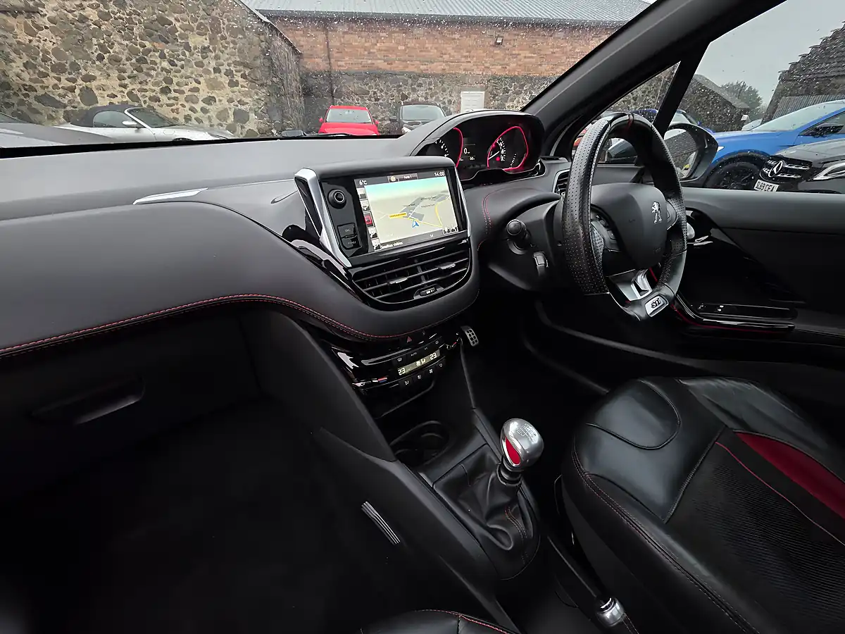Used 2016 Peugeot 208 Prestige White - Interior and Exterior details 11