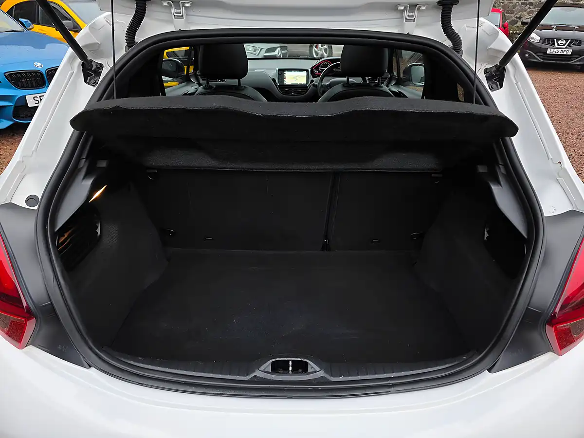 Used 2016 Peugeot 208 Prestige White - Interior and Exterior details 12
