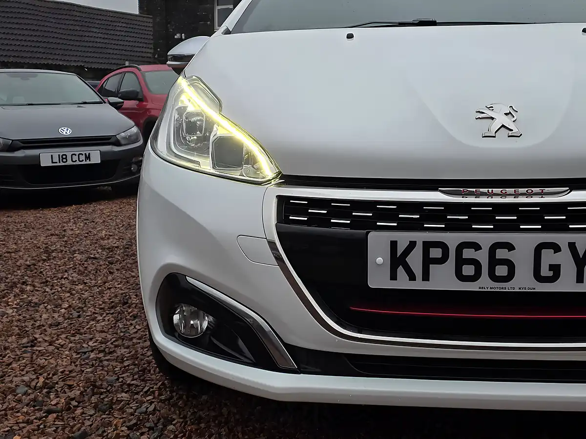 Used 2016 Peugeot 208 Prestige White - Interior and Exterior details 4