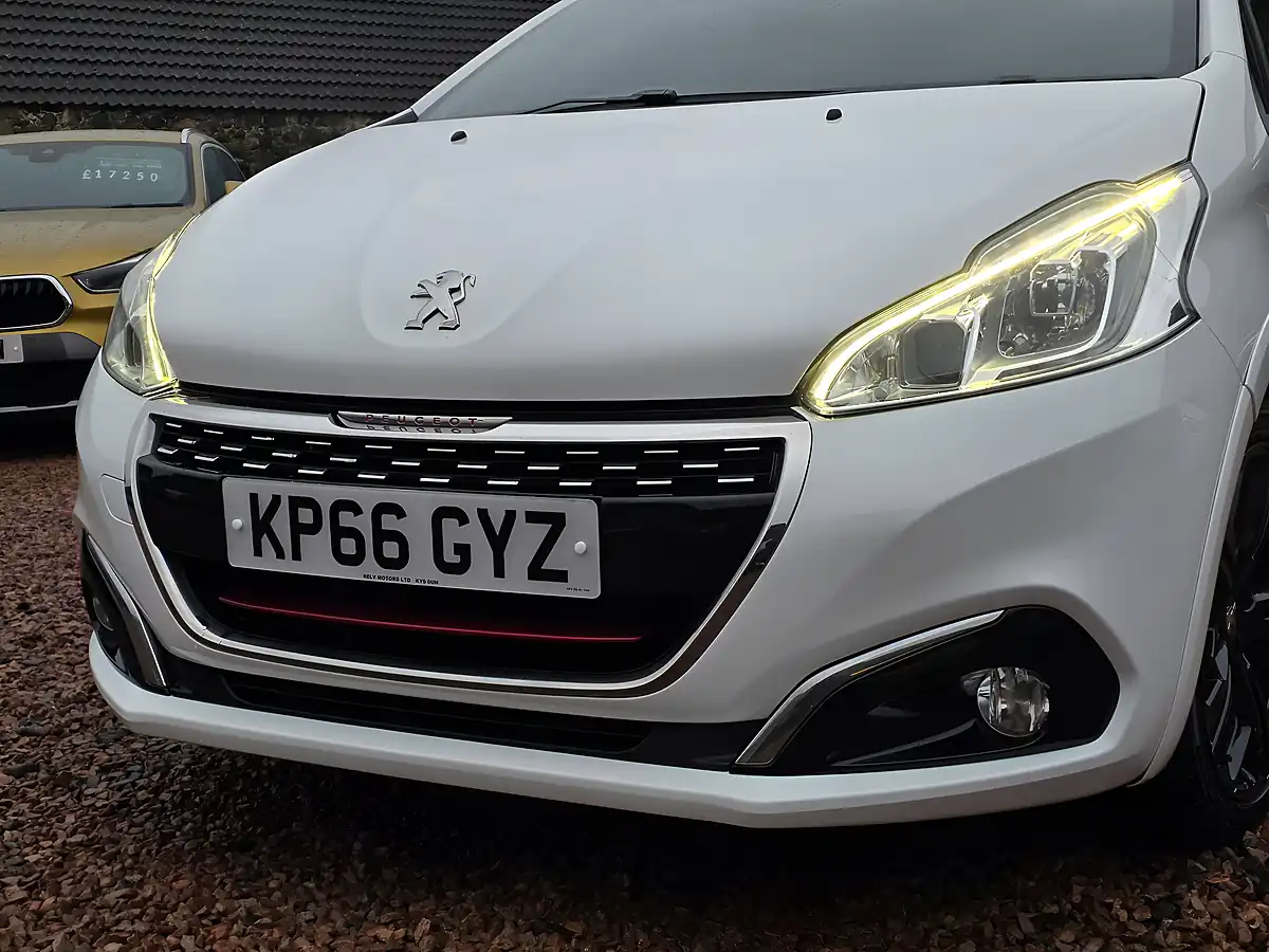 Used 2016 Peugeot 208 Prestige White - Interior and Exterior details 6