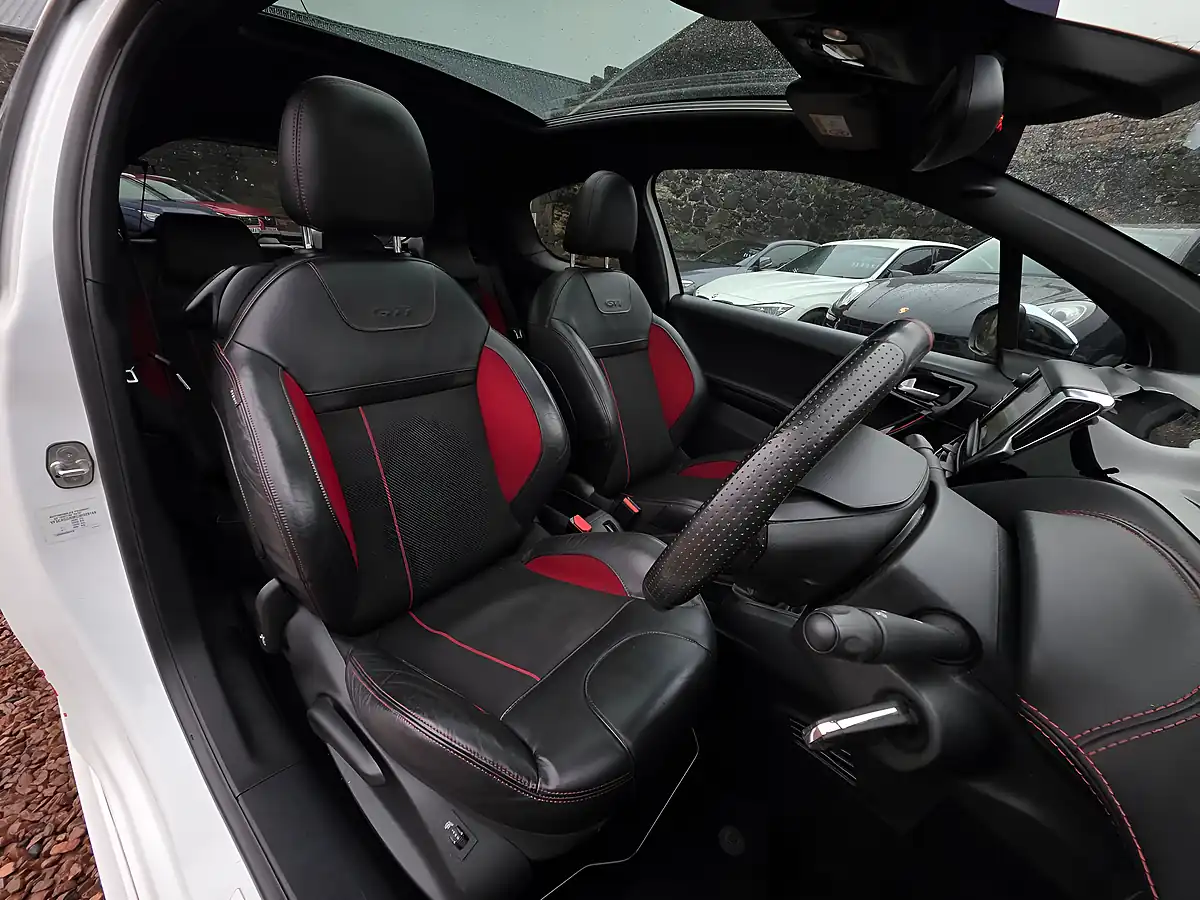 Used 2016 Peugeot 208 Prestige White - Interior and Exterior details 8