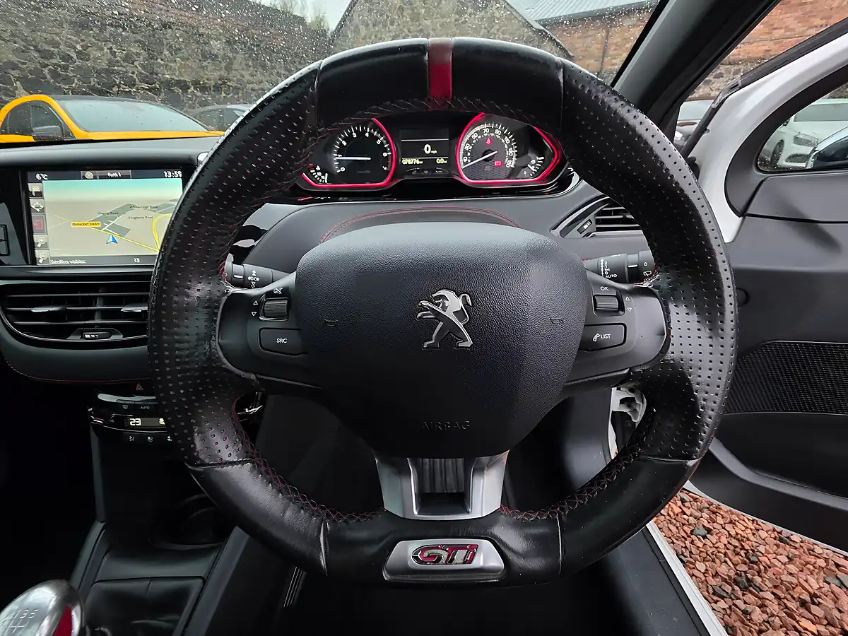 Used 2016 Peugeot 208 Prestige White - Interior and Exterior details 9