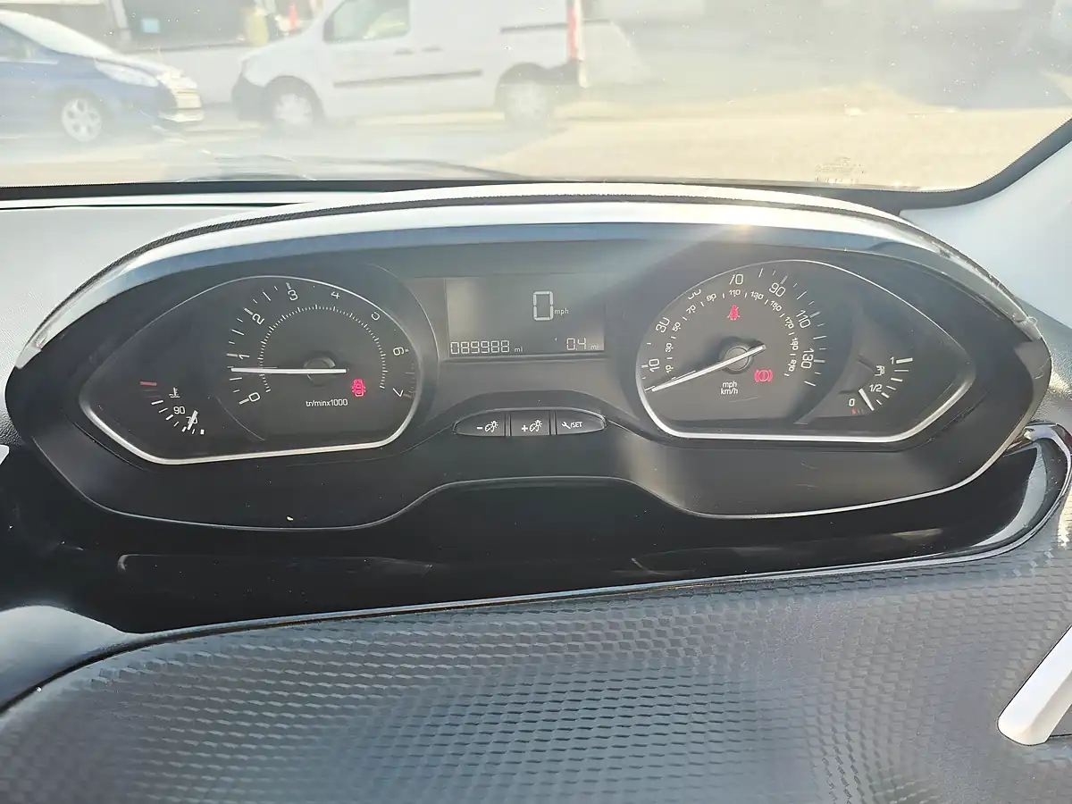 Used 2016 Peugeot 208 Xs Orange - Interior and Exterior details 14