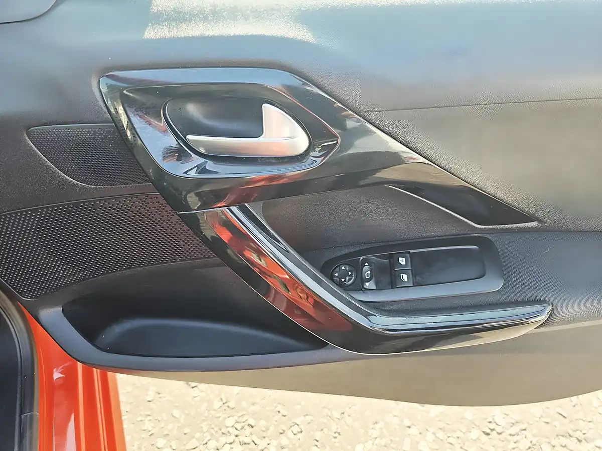 Used 2016 Peugeot 208 Xs Orange - Interior and Exterior details 16