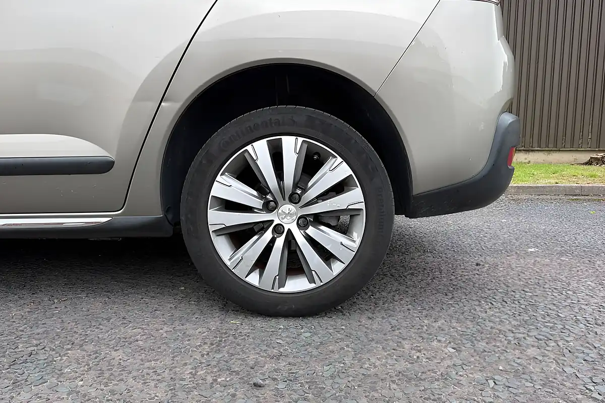 Used 2016 Peugeot 3008 Active Grey - Interior and Exterior details 20