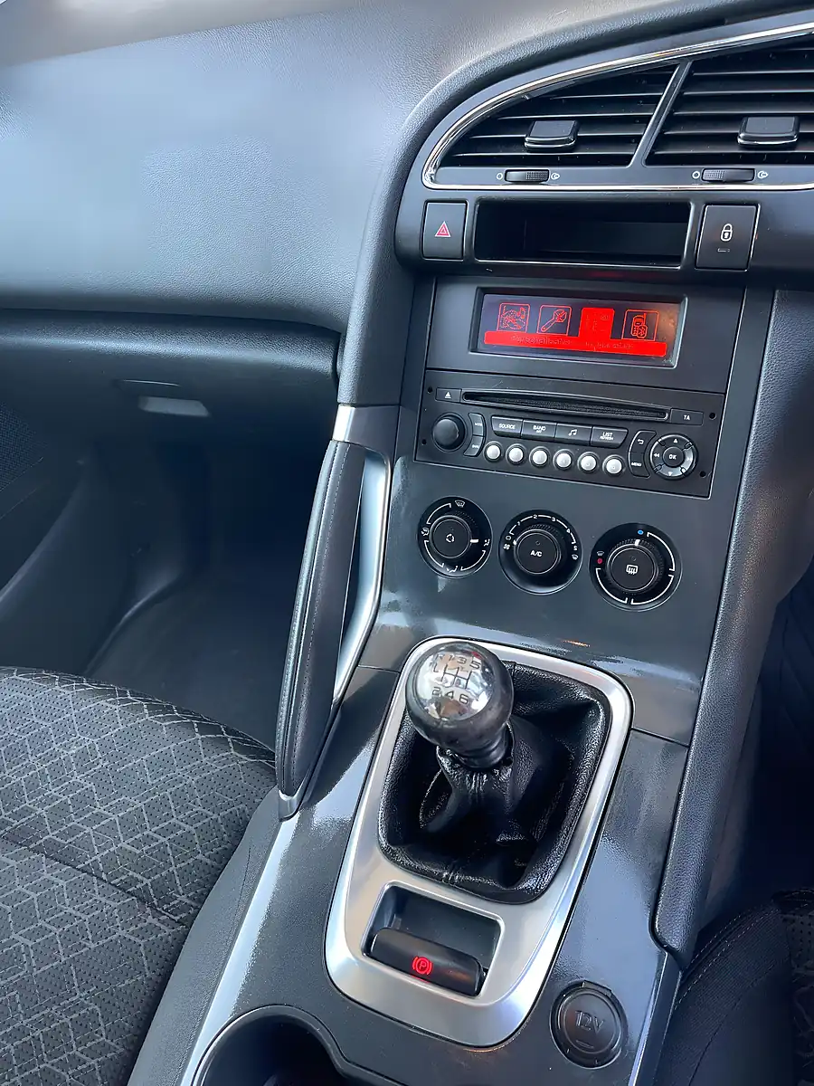 Used 2016 Peugeot 3008 Active Grey - Interior and Exterior details 7