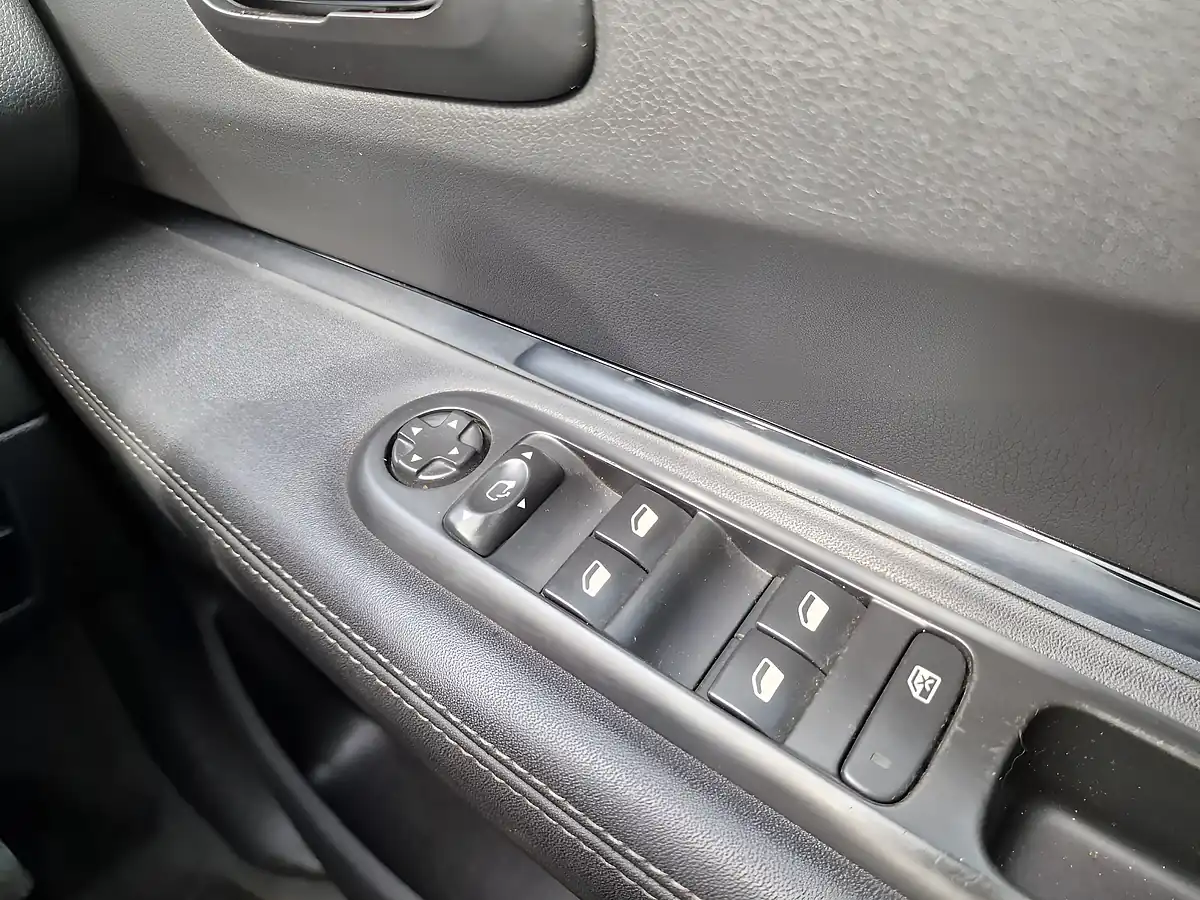 Used 2016 Peugeot 3008 Allure Black - Interior and Exterior details 10
