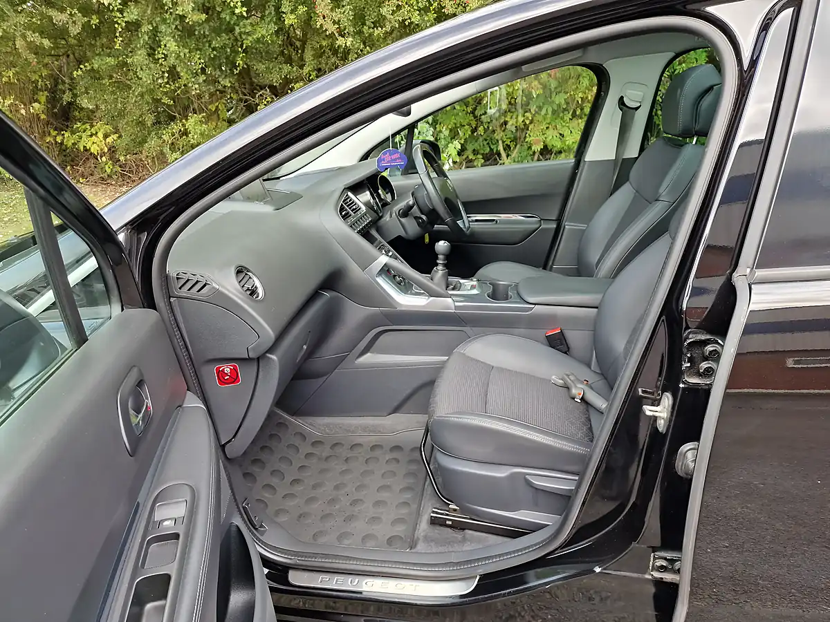 Used 2016 Peugeot 3008 Allure Black - Interior and Exterior details 15