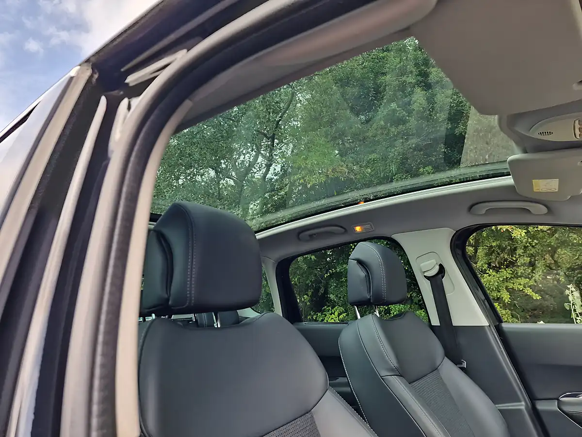 Used 2016 Peugeot 3008 Allure Black - Interior and Exterior details 6