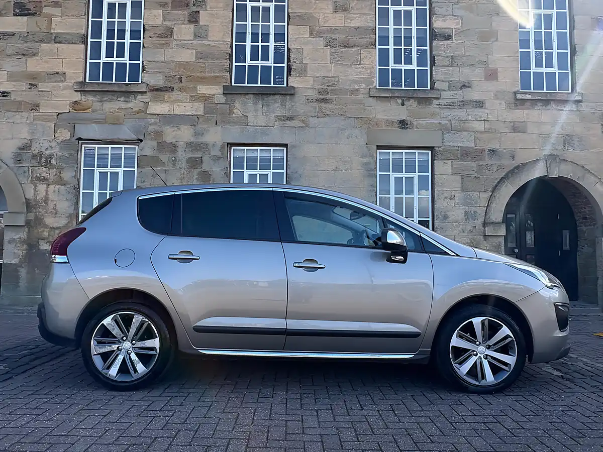 Used 2016 Peugeot 3008 Allure Grey - Interior and Exterior details 11