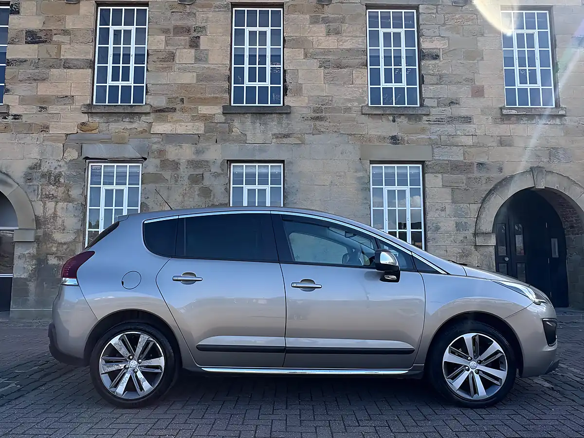 Used 2016 Peugeot 3008 Allure Grey - Interior and Exterior details 13