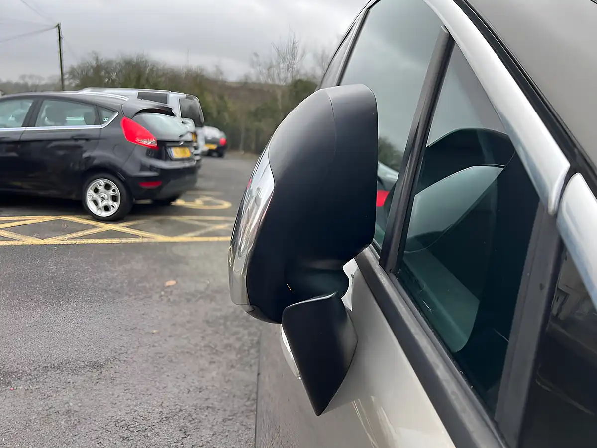 Used 2016 Peugeot 3008 Allure Grey - Interior and Exterior details 12