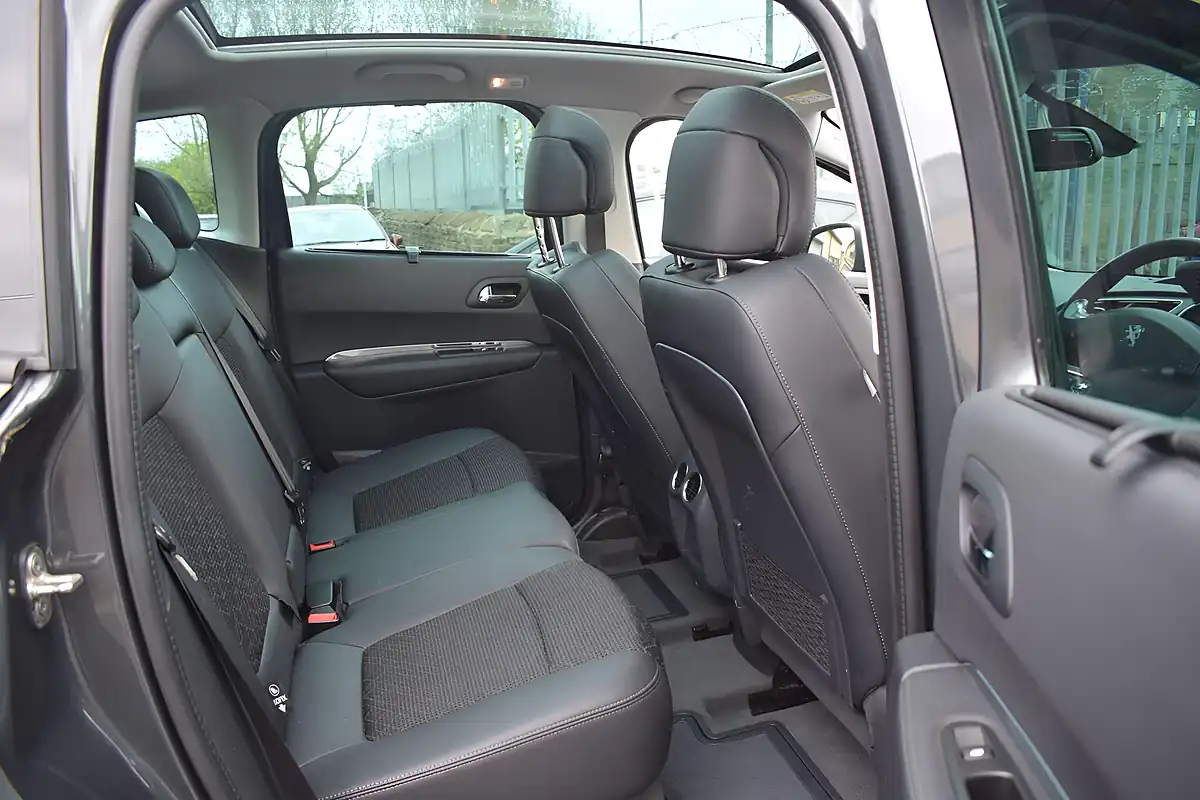 Used 2016 Peugeot 3008 Allure Grey - Interior and Exterior details 10
