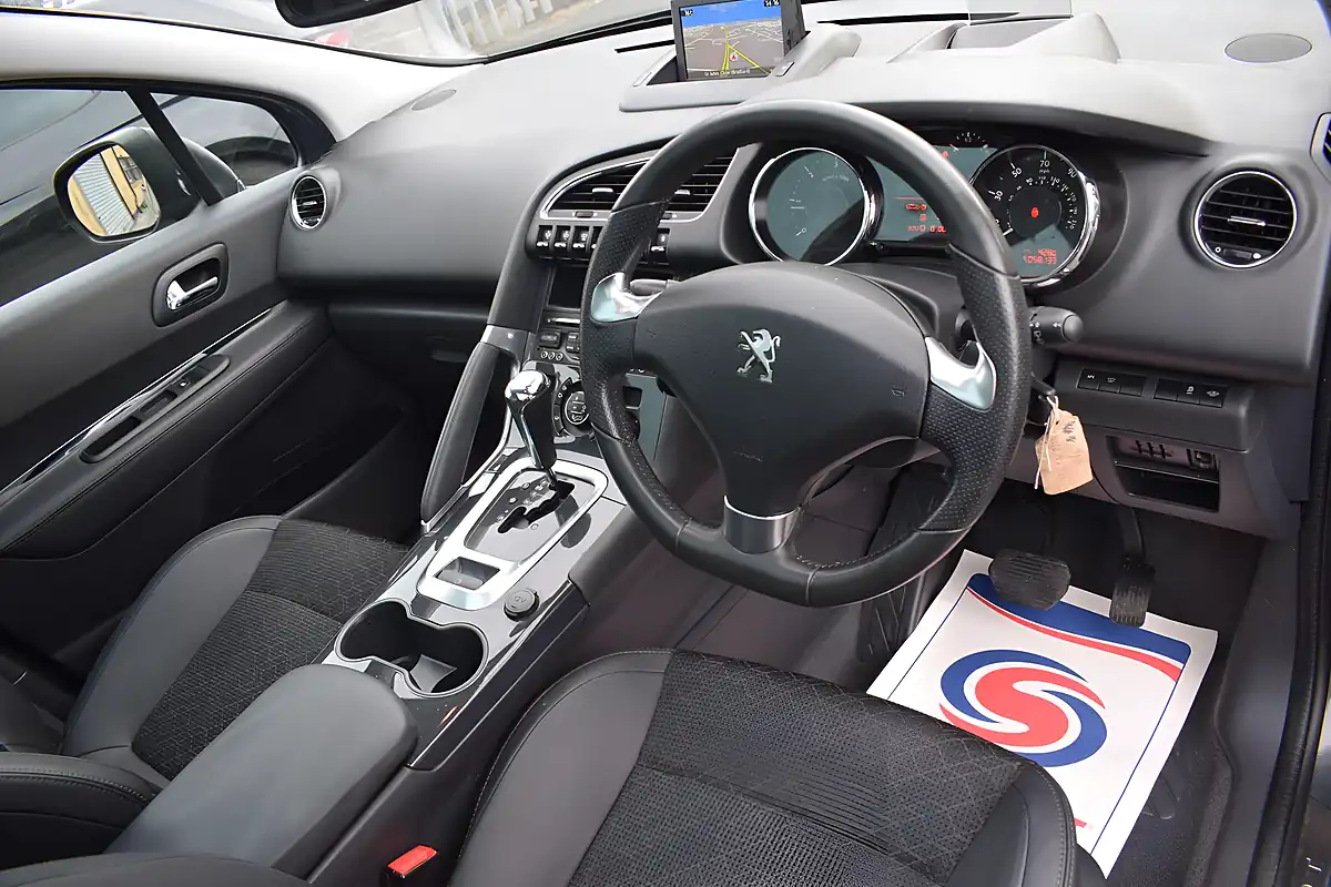 Used 2016 Peugeot 3008 Allure Grey - Interior and Exterior details 7