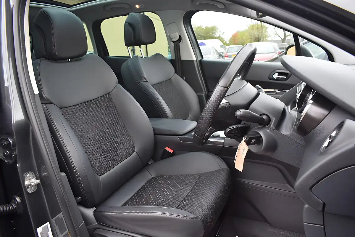 Used 2016 Peugeot 3008 Allure Grey - Interior and Exterior details 8