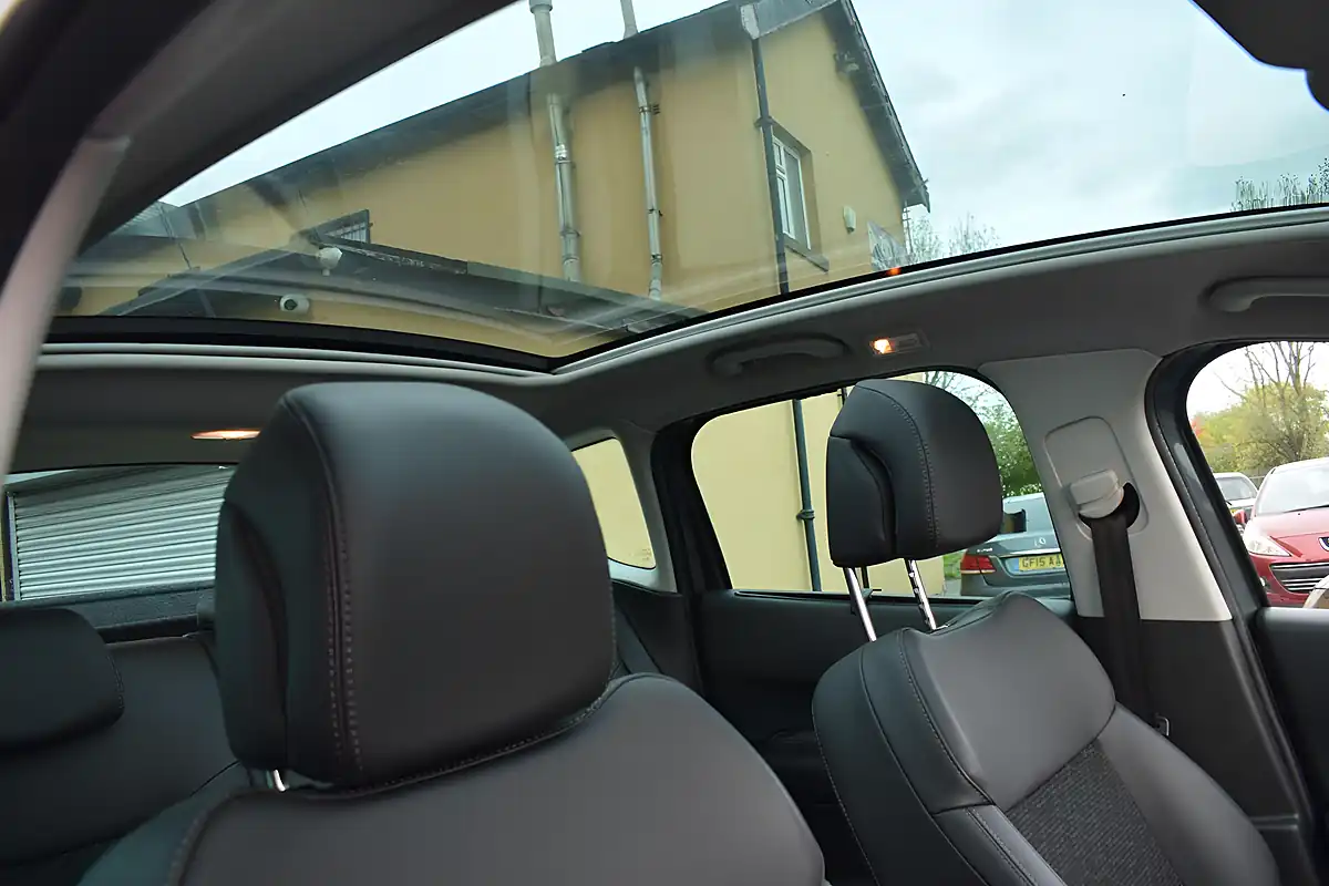 Used 2016 Peugeot 3008 Allure Grey - Interior and Exterior details 9