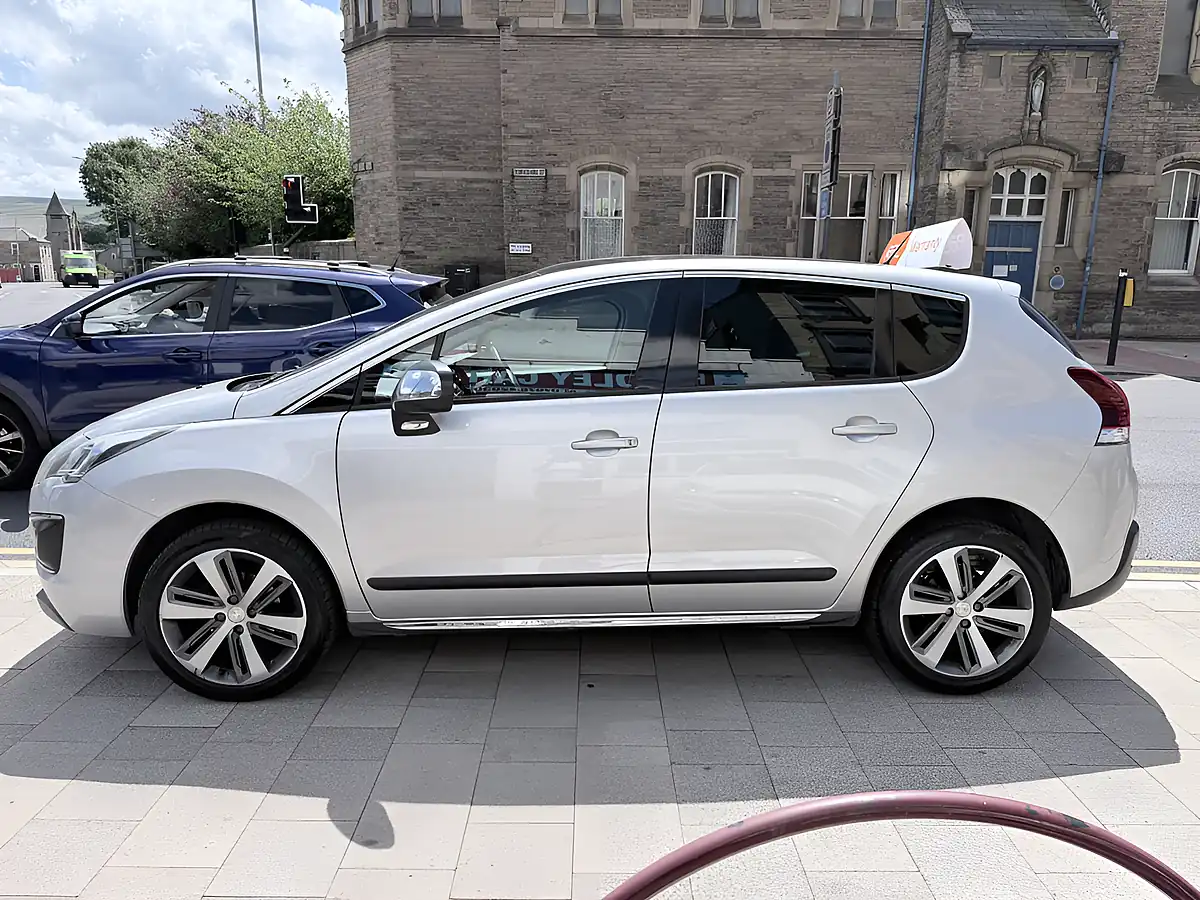 Used 2016 Peugeot 3008 Allure Silver - Interior and Exterior details 4