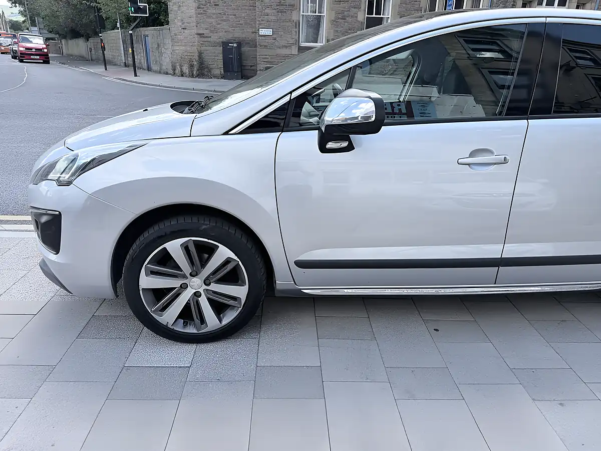 Used 2016 Peugeot 3008 Allure Silver - Interior and Exterior details 8