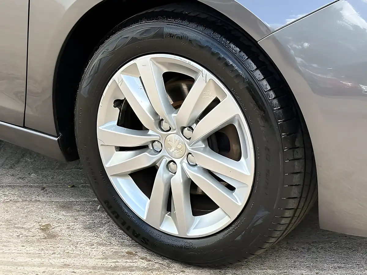 Used 2016 Peugeot 308 Active Cumulus Grey - Interior and Exterior details 4