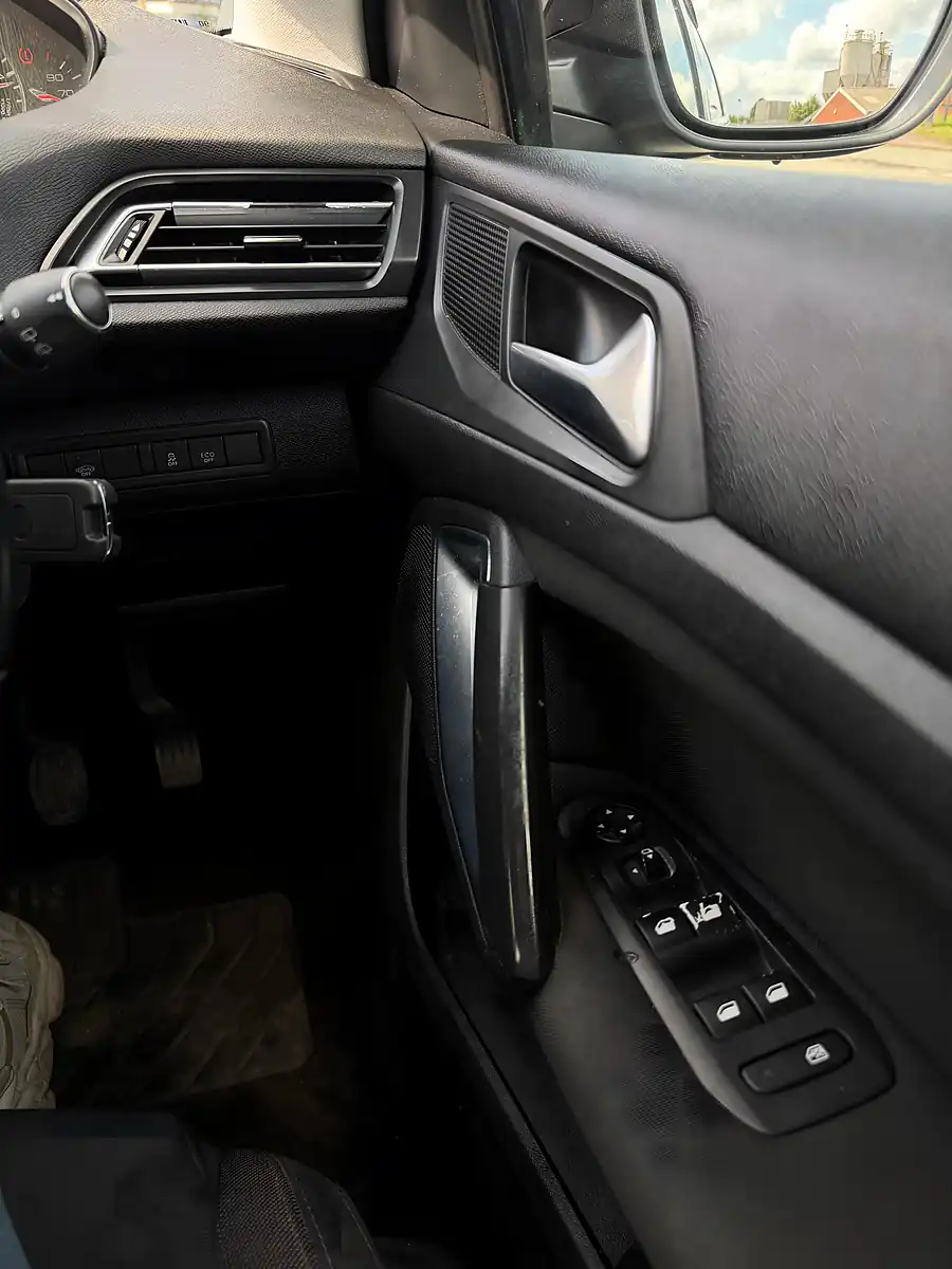 Used 2016 Peugeot 308 Allure Black - Interior and Exterior details 14