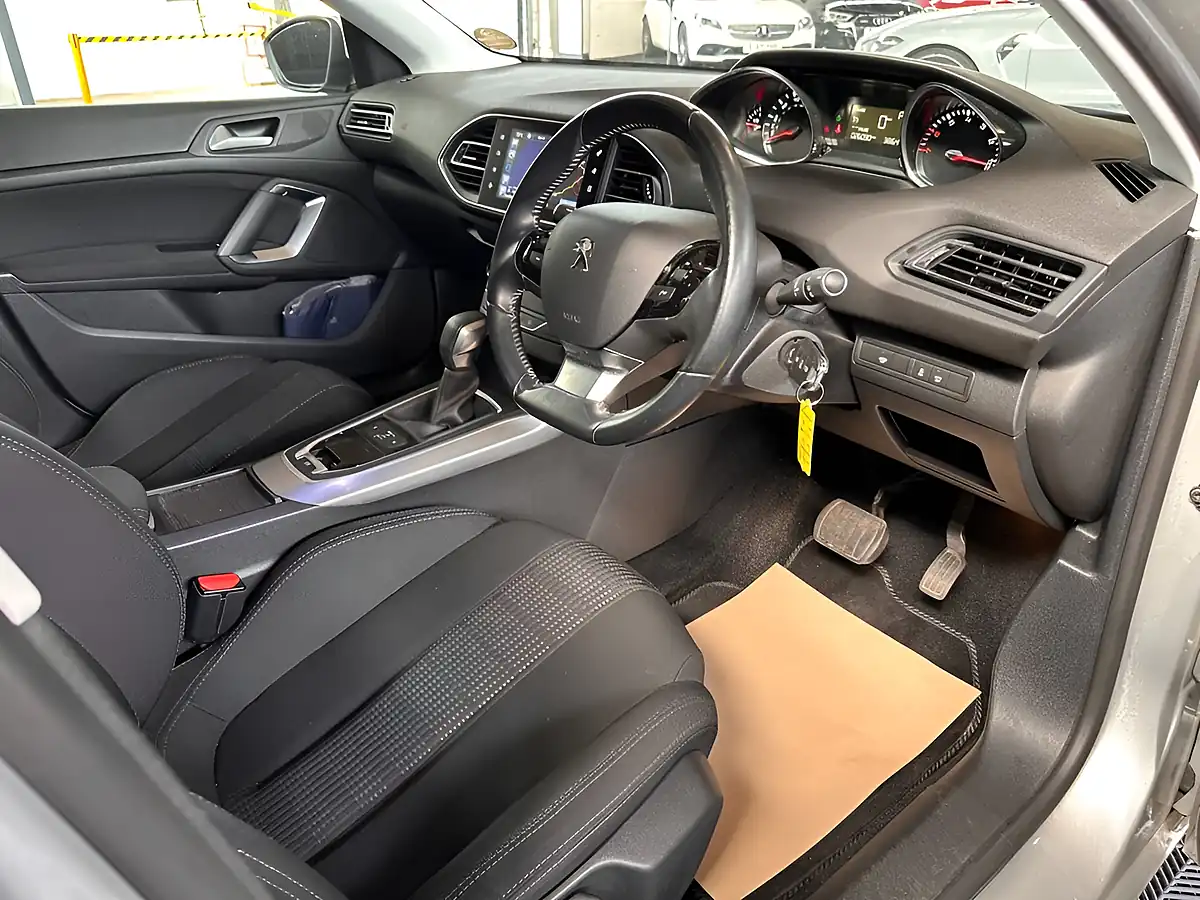 Used 2016 Peugeot 308 Allure - Interior and Exterior details 7