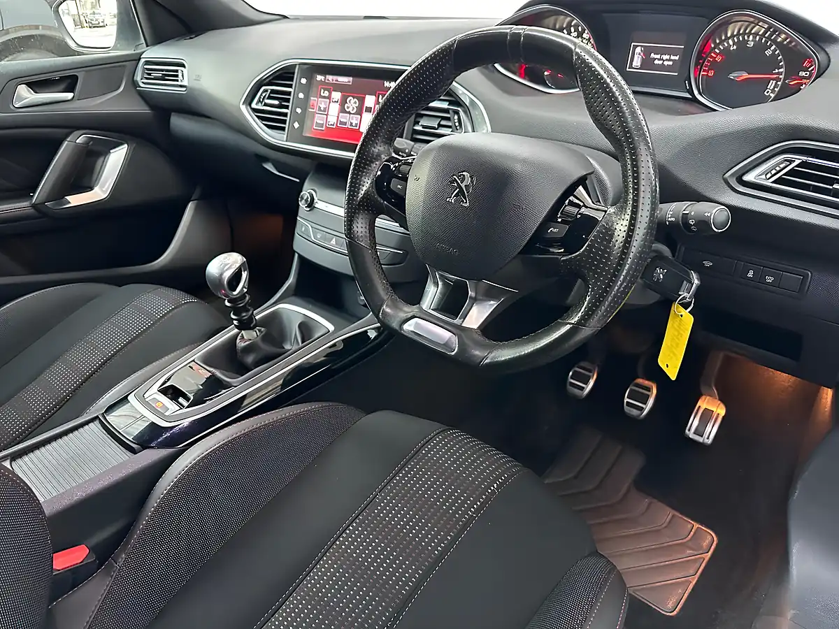 Used 2016 Peugeot 308 GT Line White - Interior and Exterior details 3