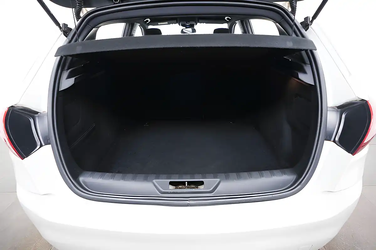 Used 2016 Peugeot 308 GT Line White - Interior and Exterior details 8