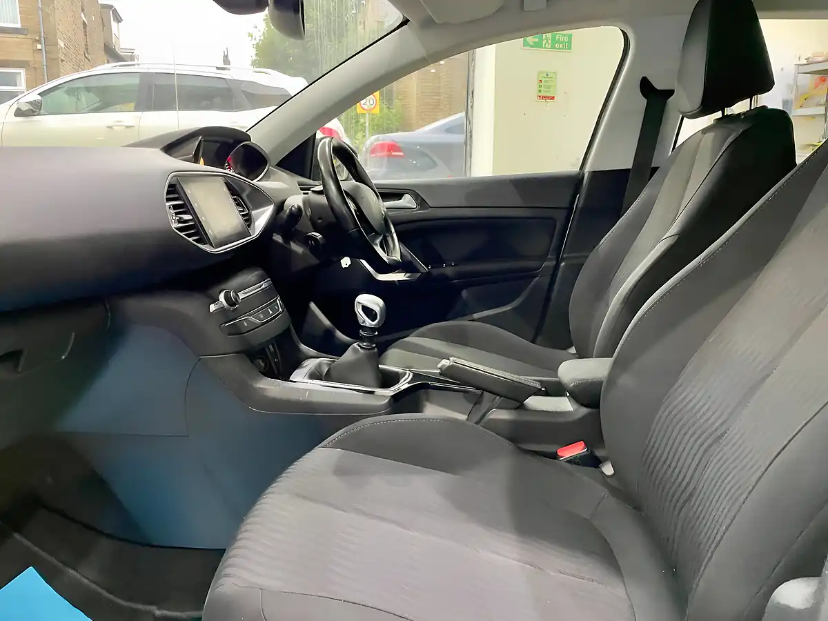 Used 2016 Peugeot 308 Sw Active Silver - Interior and Exterior details 17