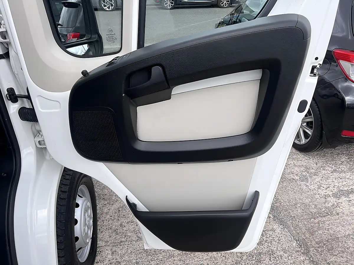 Used 2016 Peugeot 308 Sw Active Silver Met - Interior and Exterior details 5