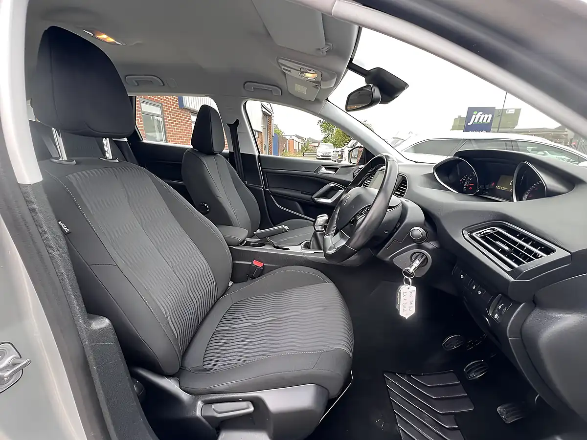 Used 2016 Peugeot 308 Sw Active Silver Met - Interior and Exterior details 6