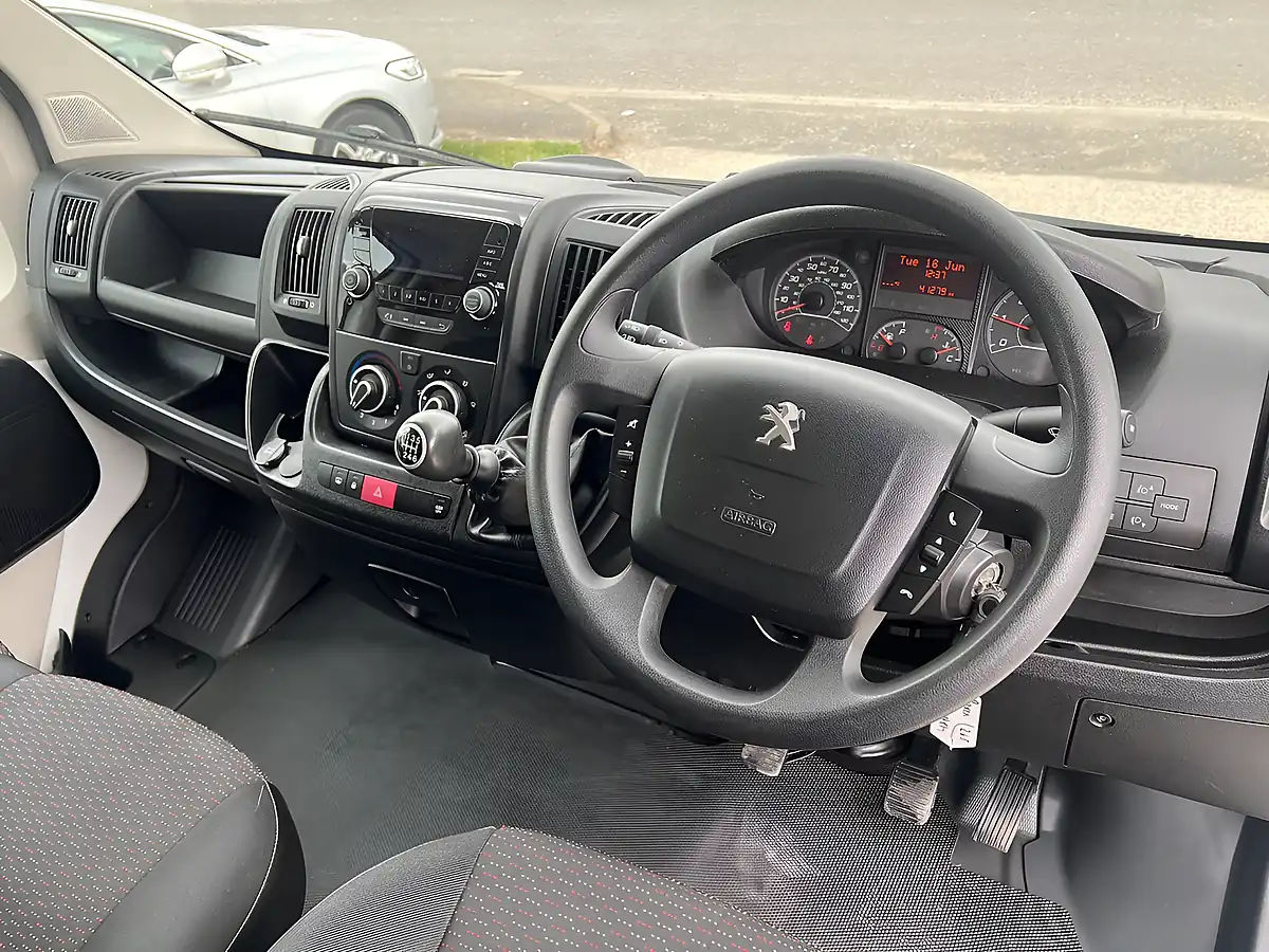 Used 2016 Peugeot 308 Sw Active Silver Met - Interior and Exterior details 8
