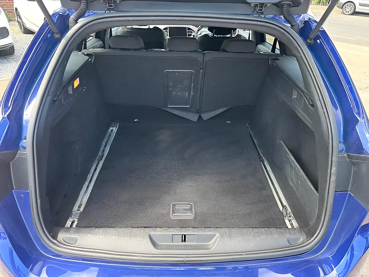 Used 2016 Peugeot 308 Sw GT Line Blue - Interior and Exterior details 12
