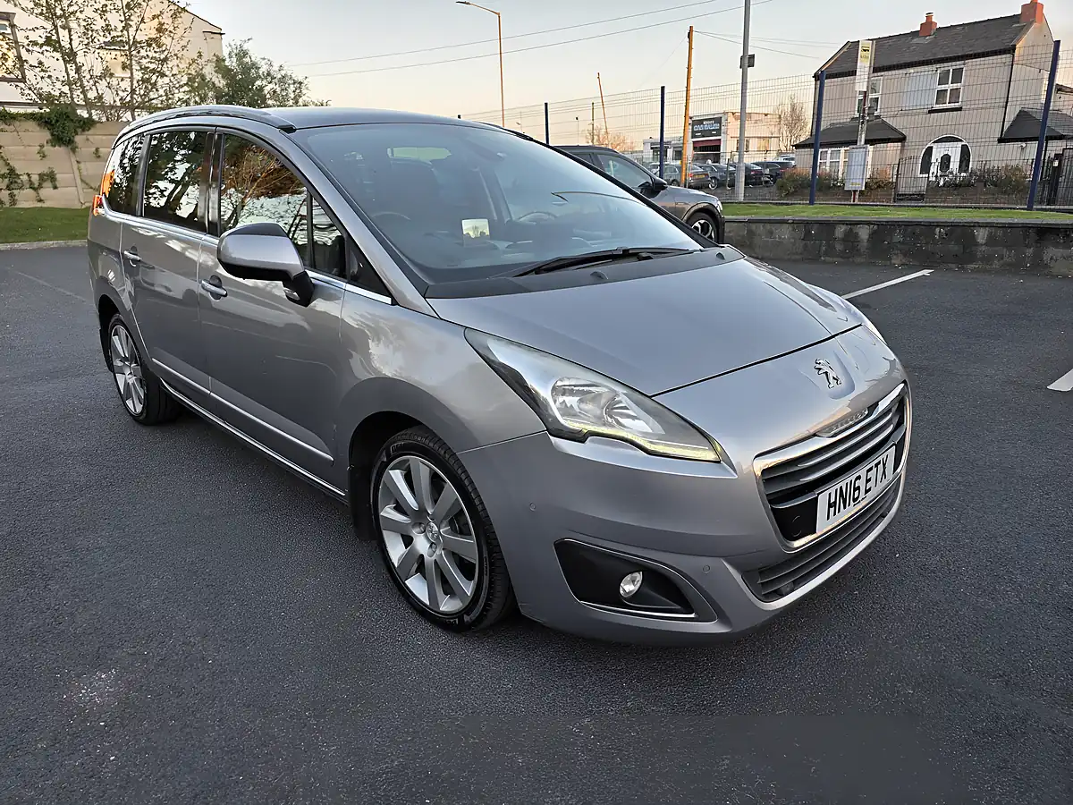 Used 2016 Peugeot 5008 Allure Grey - Front View
