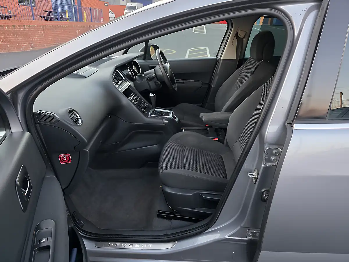 Used 2016 Peugeot 5008 Allure Grey - Interior and Exterior details 10
