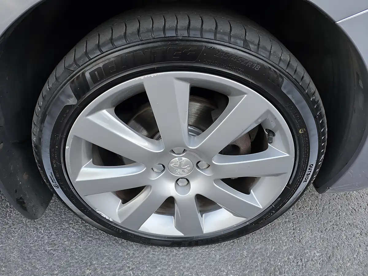 Used 2016 Peugeot 5008 Allure Grey - Interior and Exterior details 15