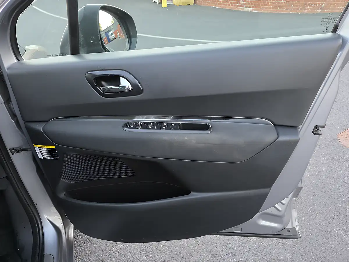Used 2016 Peugeot 5008 Allure Grey - Interior and Exterior details 17