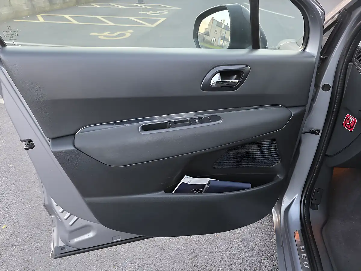 Used 2016 Peugeot 5008 Allure Grey - Interior and Exterior details 19