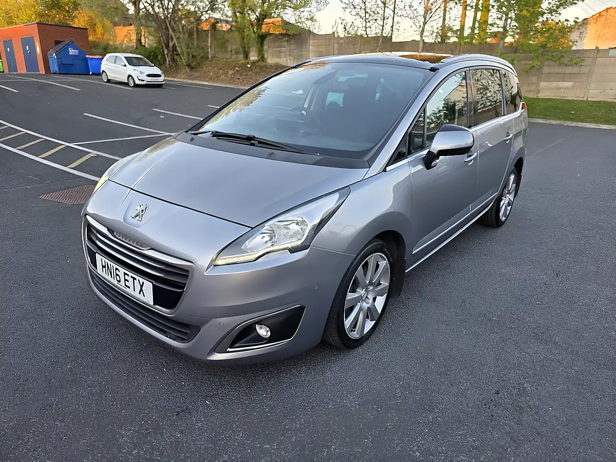 Used 2016 Peugeot 5008 Allure Grey - Interior and Exterior details 3