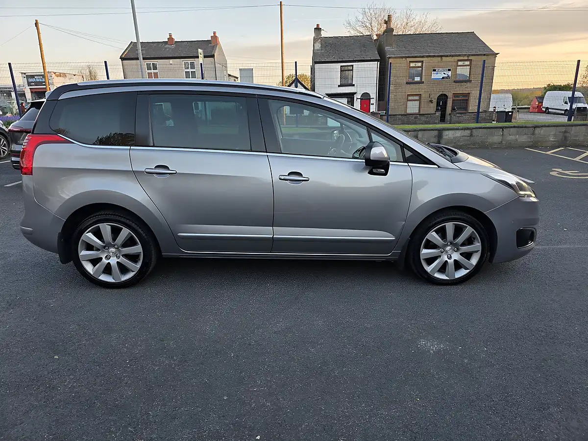 Used 2016 Peugeot 5008 Allure Grey - Interior and Exterior details 4