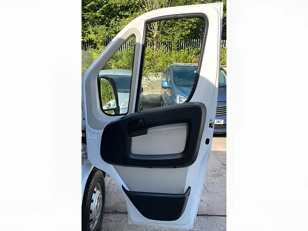 Used 2016 Peugeot Boxer Professional White - Interior and Exterior details 16