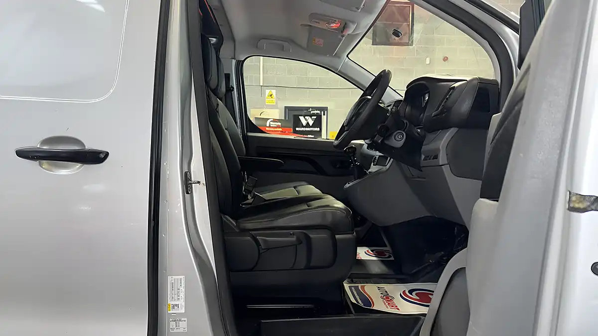 Used 2016 Peugeot Expert Professional Silver - Interior and Exterior details 10